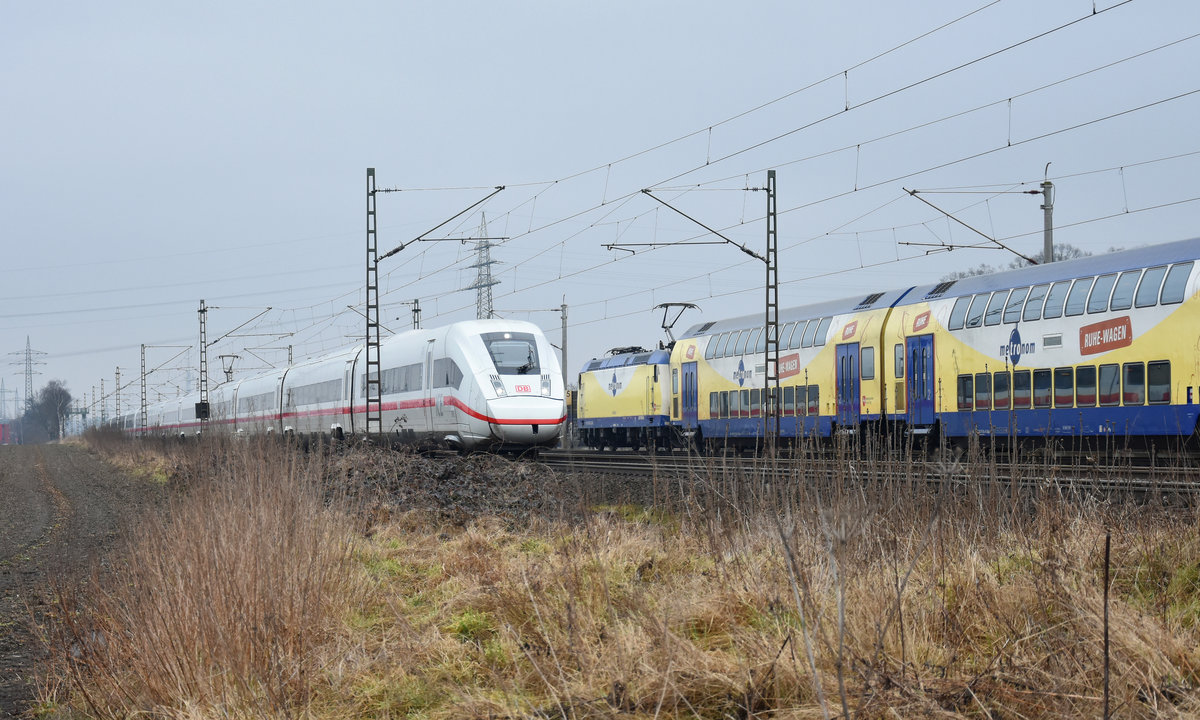 ME 146-05 als RE3 des Metronom unterwegs in Richtung Uelzen und ICE 4 9005 in voller Fahrt in Richtung Hamburg. Höhe Bardowick, 13.03.2018
