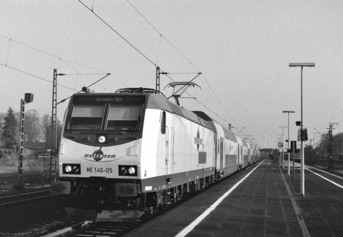 ME 146-05 mit ME 81414 (Hamburg–Bremen) am 19.12.2003 in Rotenburg (Wmme)