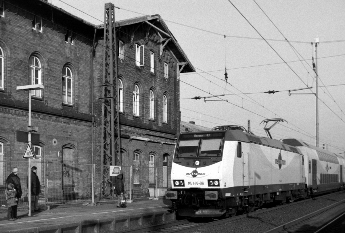 ME 146-06 mit ME 81416 (Hamburg–Bremen) am 19.12.2003 in Scheeel