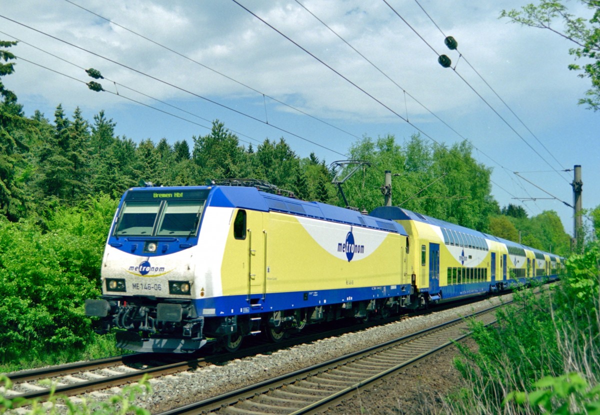 ME 146-06 mit ME 81420 (Hamburg–Bremen) am 16.05.2004 zwischen Jesteburg und Buchholz (Nordheide)