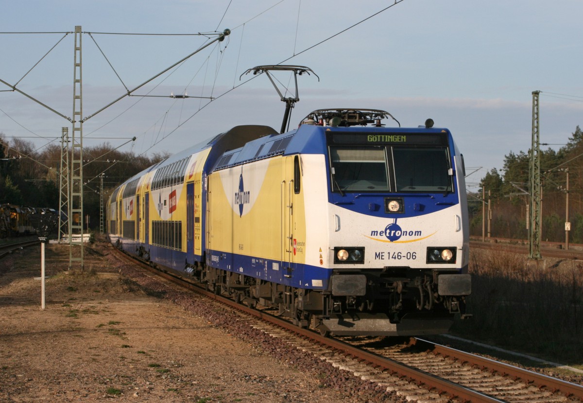 ME 146-06 mit ME 82841 (Uelzen–Gttingen) am 12.04.2015 in Unterl, aufgenommen vom Bahnsteigende