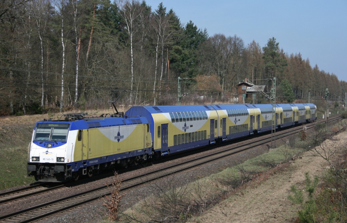 ME 146-18 mit ME 82831 (Uelzen–G�ttingen) am 02.04.2011 zwischen Unterl�� und Eschede