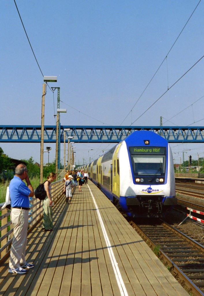 ME 81413 (Bremen–Hamburg) am 05.08.2004 in Buchholz (Nordheide); der hlzerne Behelfsbahnsteig am Gleis 29 existierte nur von April bis Dezember 2004, als aufgrund der Streckensanierung Buchholz (Nordheide)–Hamburg-Harburg alle Reisezge ber Maschen verkehrten.