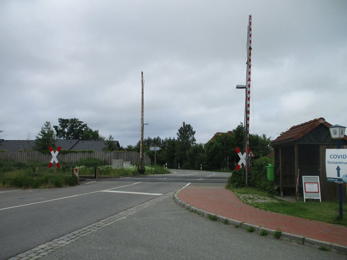 Mechanische Schranke,an der Ausfahrt nach Niebüll,am 23.Juni 2021,in Klanxbüll.