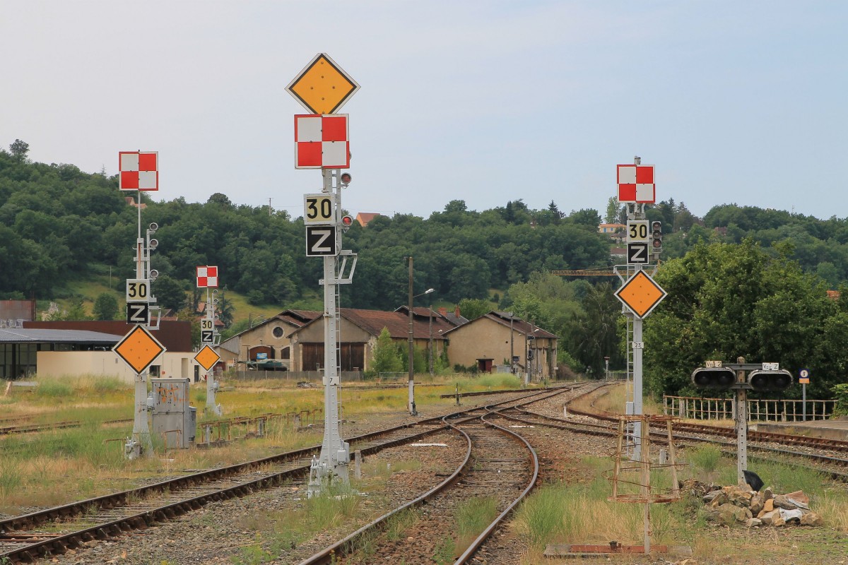 Mechanische Signale auf Bahnhof Le Buisson am 3-7-2014.