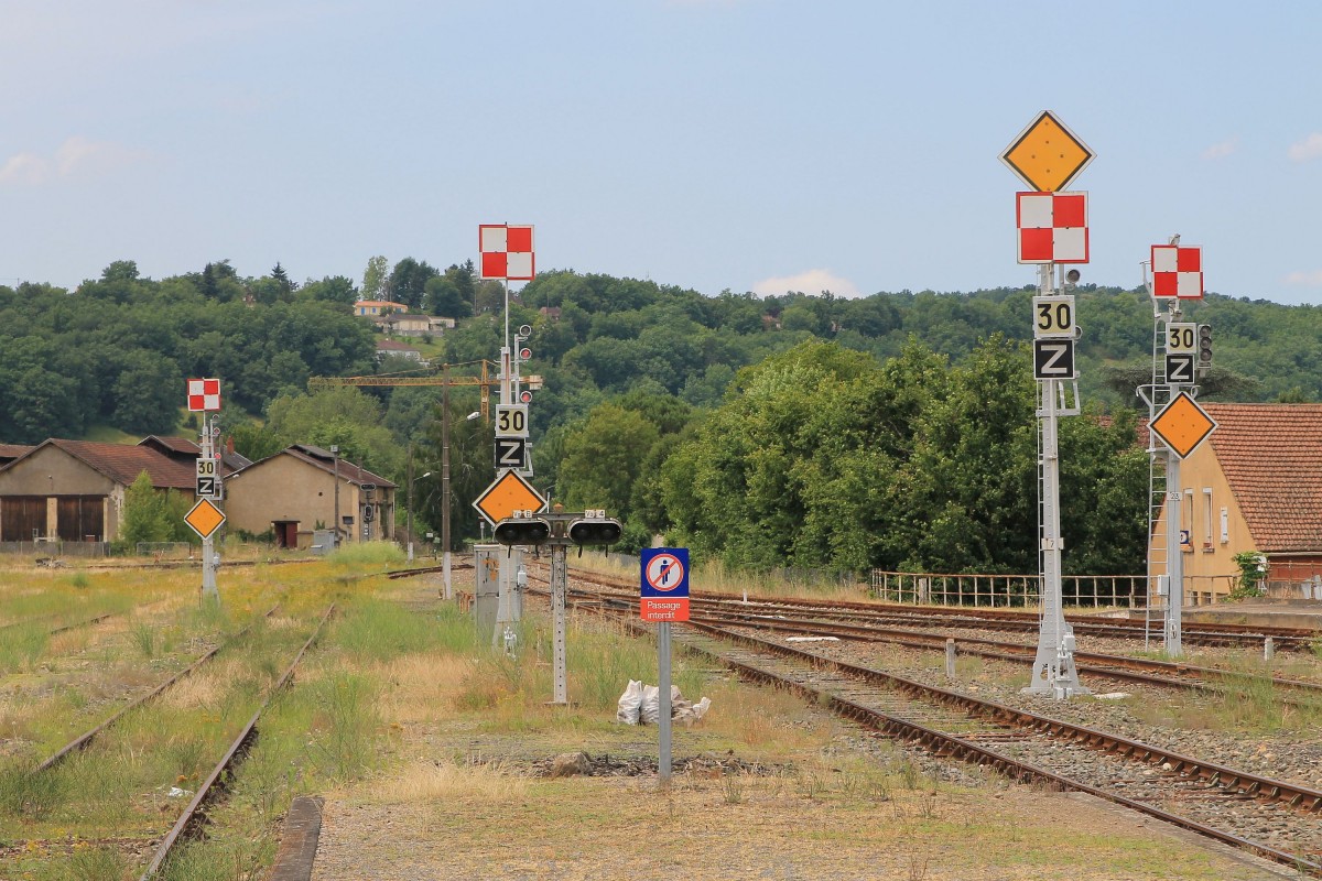 Mechanische Signale auf Bahnhof Le Buisson am 3-7-2014.