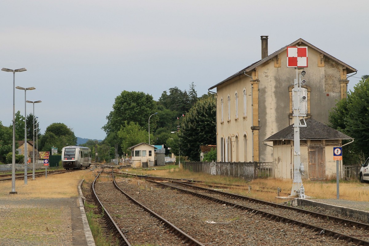 Mechanische Signale auf Bahnhof Le Buisson am 3-7-2014.