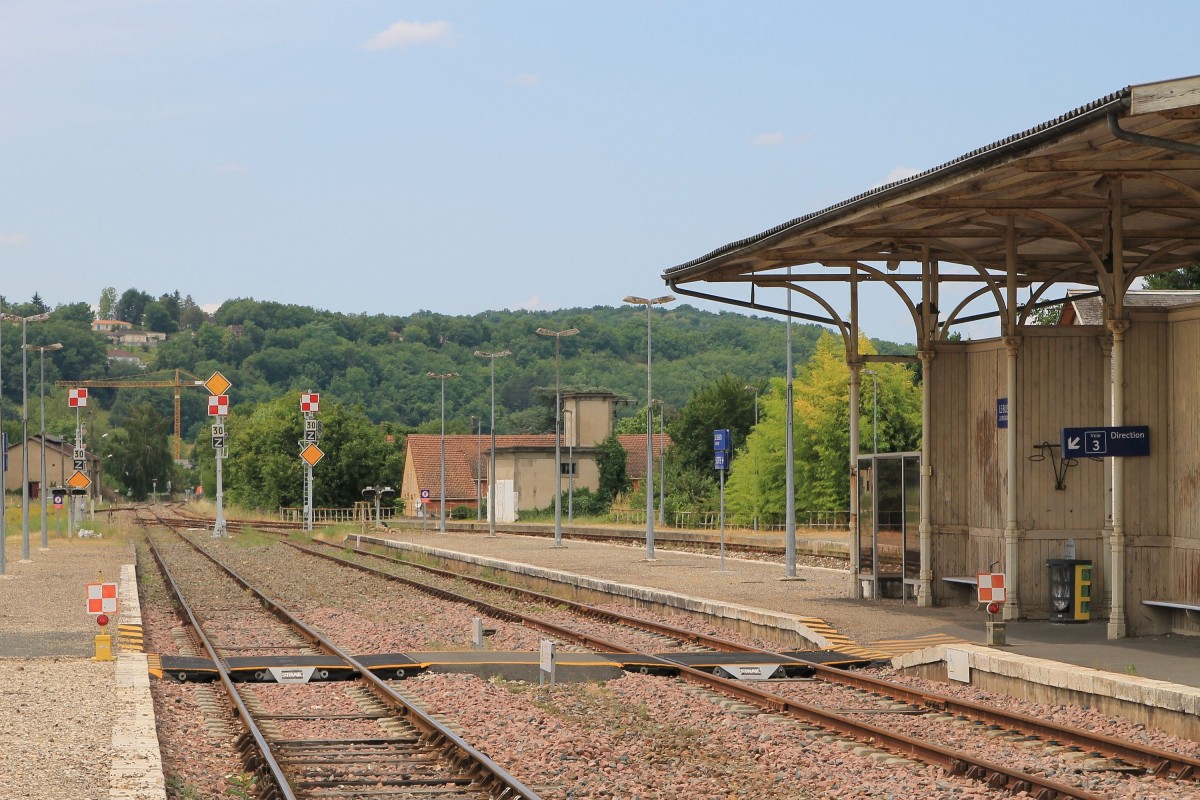 Mechanische Signale auf Bahnhof Le Buisson am 3-7-2014.