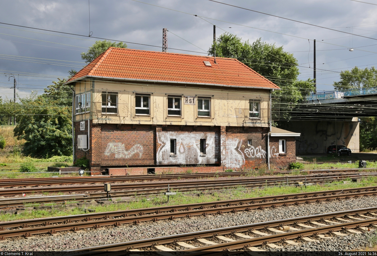 Mechanisches Stellwerk  Rsf  der Bauart Jüdel für Fahrdienstleiter und Weichenwärter des Rangierbahnhofs Magdeburg-Rothensee.
Fotografiert vom Bahnsteig des Hp Magdeburg-Eichenweiler.

🚩 Bahnstrecke Magdeburg–Wittenberge (KBS 305)
🕓 26.8.2021 | 14:36 Uhr