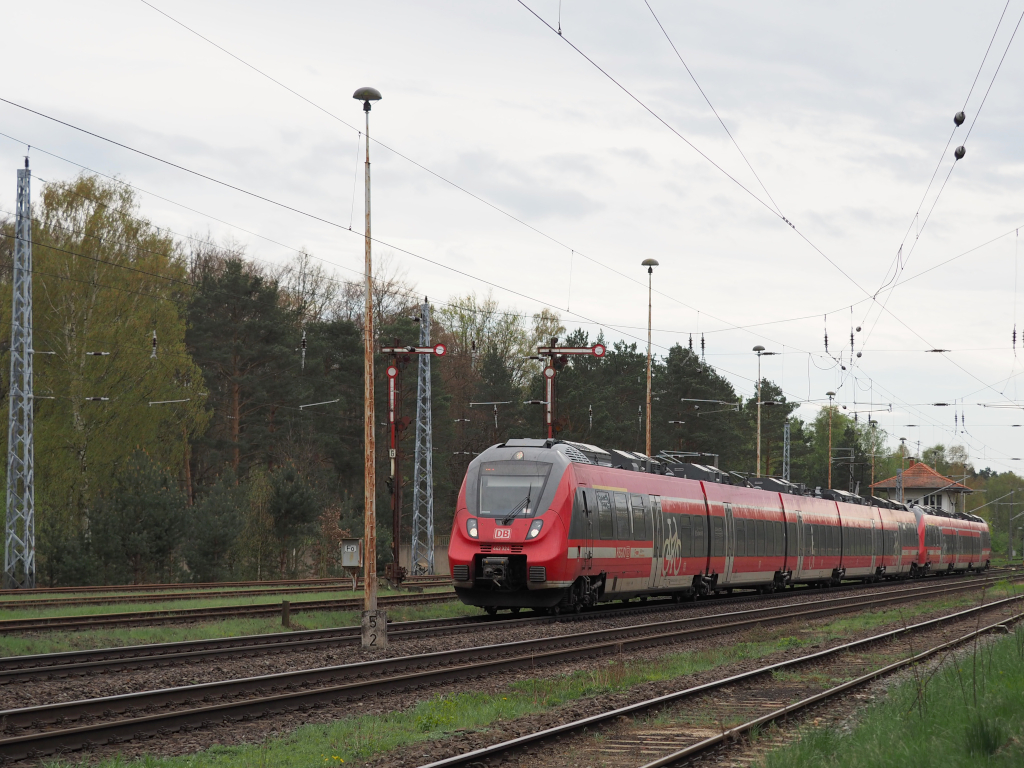 Medewitz:
Die beiden südlichen Flügelsignale sind hinter dem RE7 (442 324 + 442 637) zu sehen. Wiederum hinter diesem ist das Stw.  B2  des Fahrdienstleiters. 

Medewitz, der 11.04.2024
