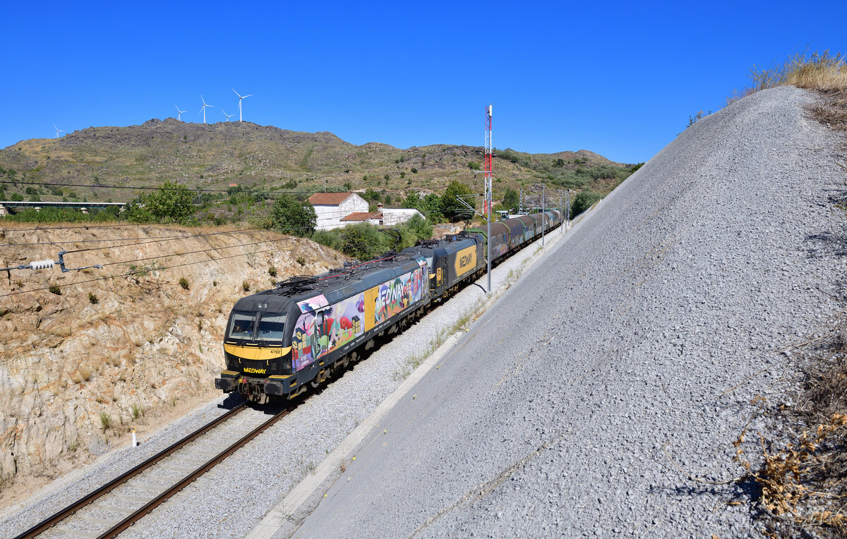 Medway 4702 + 4717 mit einem Güterzug am 13.09.2024 bei Maçainhas.