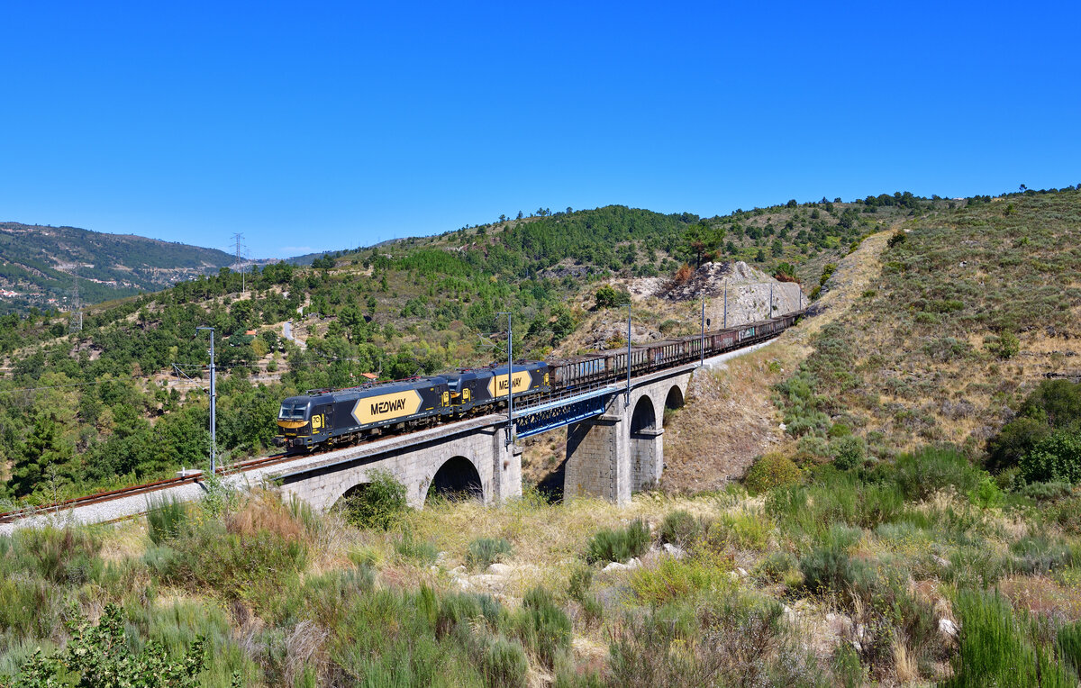 Medway 4721 + 4708 mit einem Schrottzug am 13.09.2024 bei Benespera.