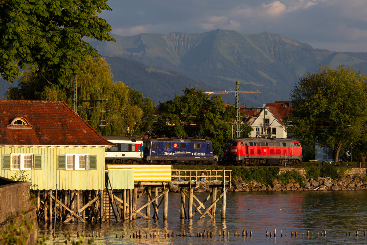 Meet and Greet auf dem Bahndamm Lindau am 18.7.20. Eine 218 mit einer 421 und den Eurocity Wagen aus Zürich