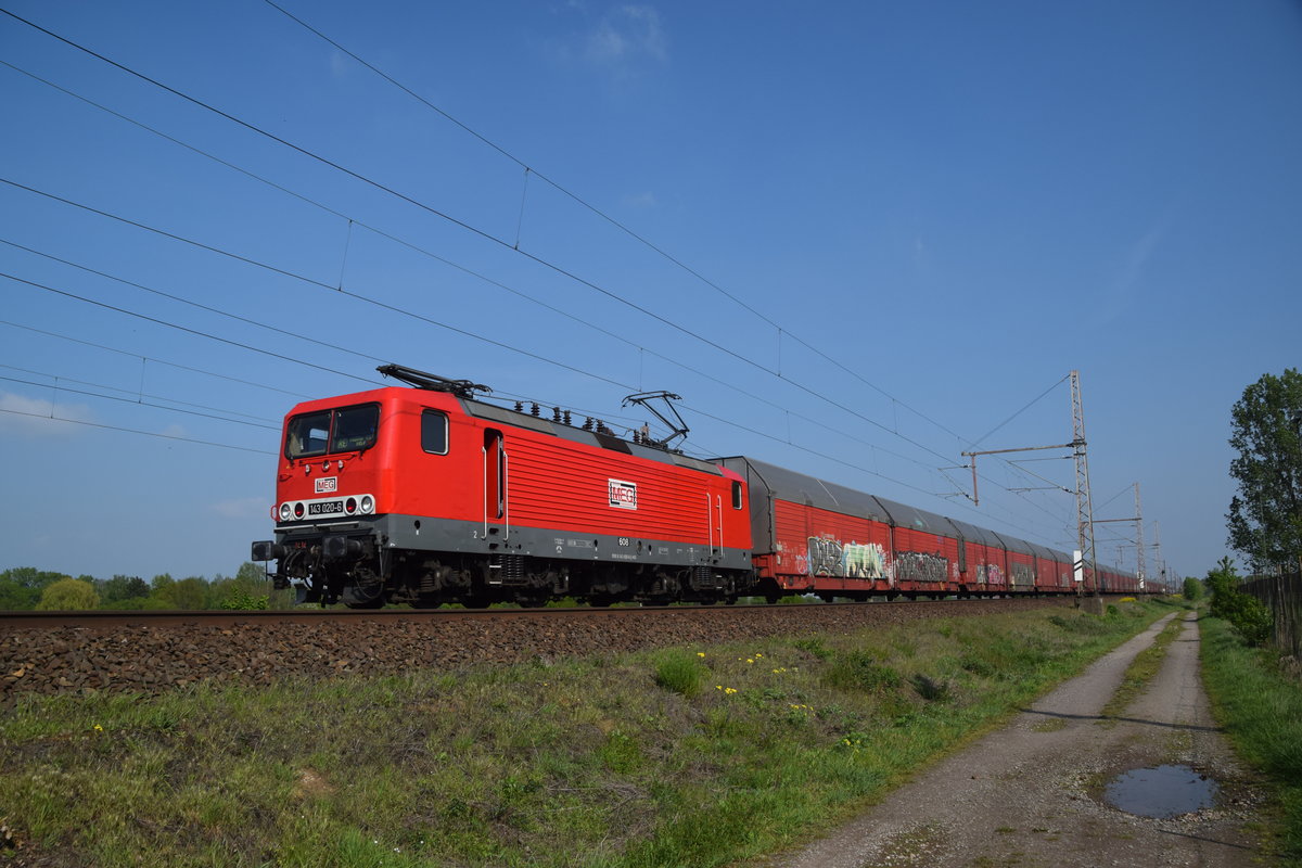 MEG 143 020 am 30.04.2019 mit einem Autozug in Dedensen-Gümmer.