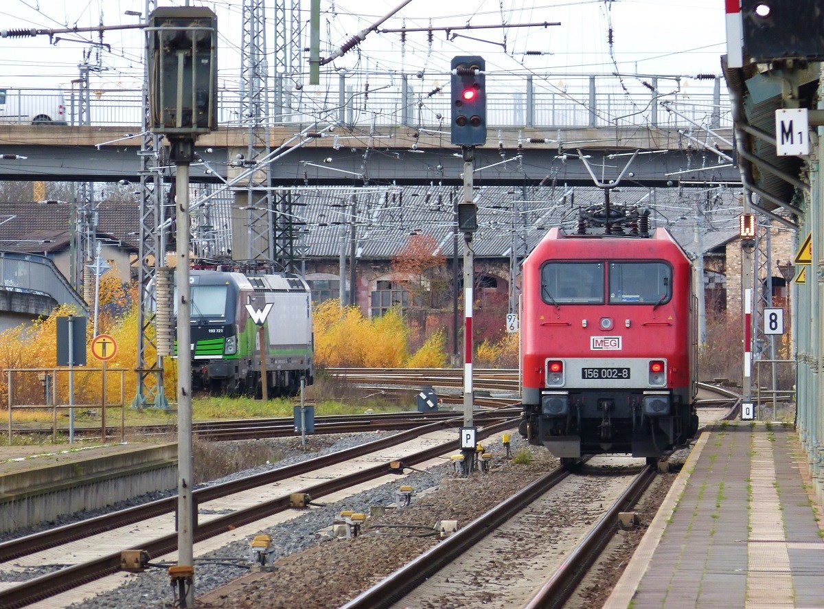 MEG 156 002-6 setzt sich in langsam in Bewegung nach einem Zwischenhalt im Bahnhof Nordhausen. leider schafffte ich nur noch eine Teleaufnahme vom anderen Ende des Bahnsteigs. 28.11.2019