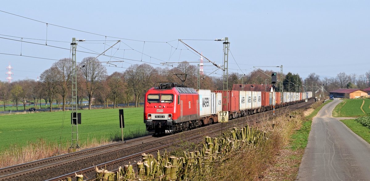 MEG 156 002 ist mit einem KLV-Zug am 28.03.17 zwischen Bohmte und Ostercappeln in Richtung Osnabrück unterwegs.