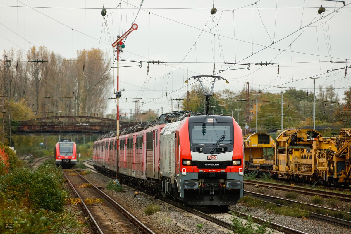 MEG 159 226-0 Eurodual mit Schrottzug mit den Baureihen 155 & 151 am Haken nach Opladen in Düsseldorf Rath, am 09.11.2023.