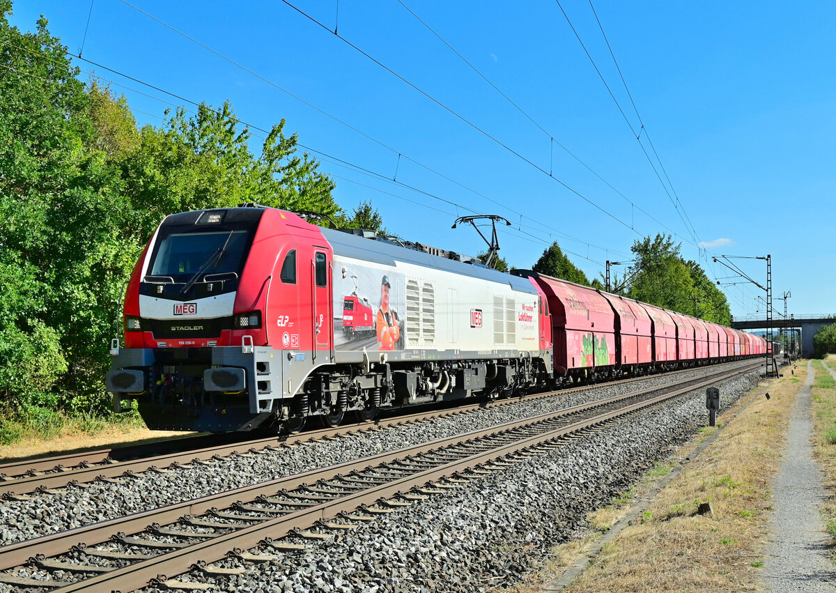 MEG 159 226-0 ist mit einem Gipszug aus Iphofen bei der Durchfahrt in Thüngersheim zusehen am frühen Abend des 2.9.2022