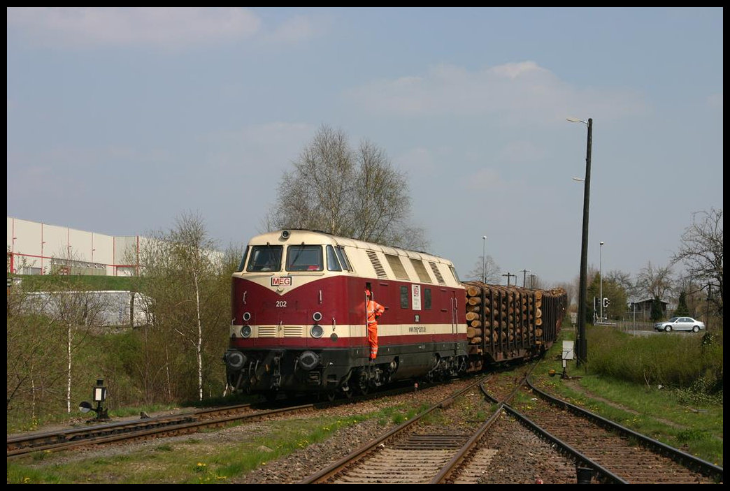 MEG 202 drückt den mitgebrachten Holzzug im Bahnhof Friesau in das anliegende Verarbeitungswerk.