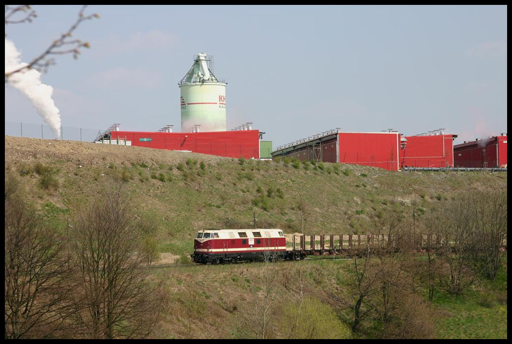 MEG 202 verlässt am 23.4.2005 mit einem Leerzug Friesau in Richtung Saalfeld.