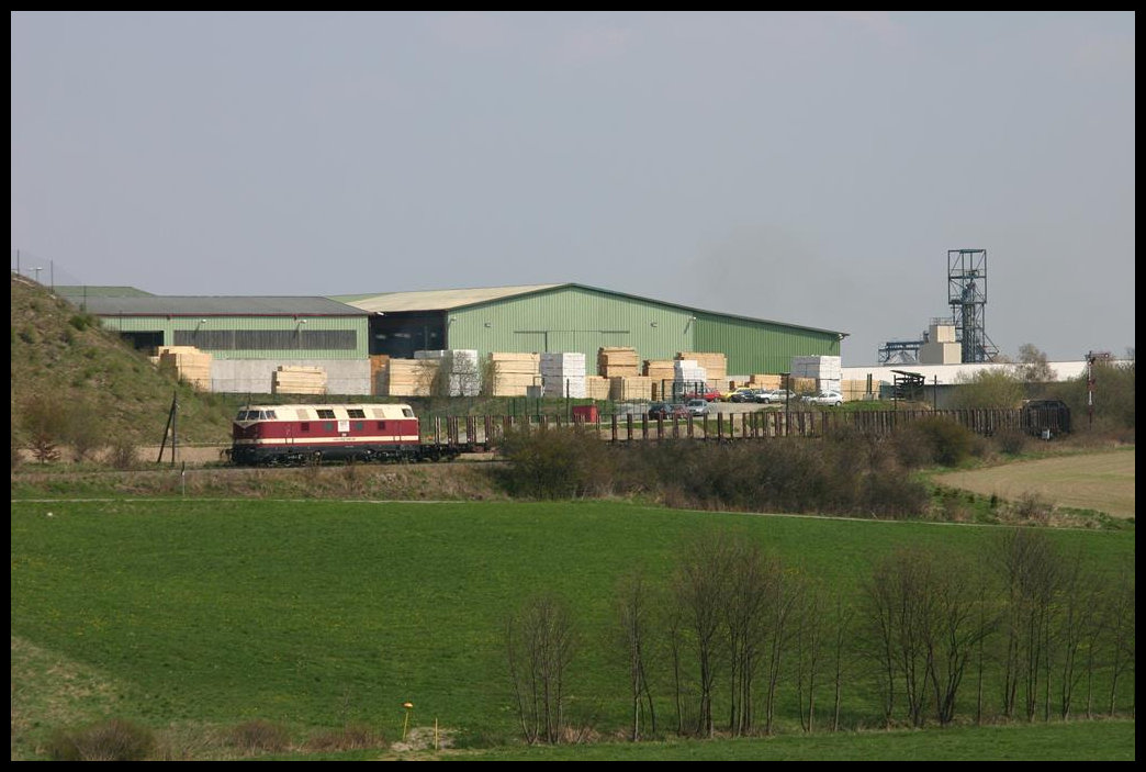 MEG 202 verlässt hier am 23.4.2005 mit einem Leerzug den Bahnhof Friesau.