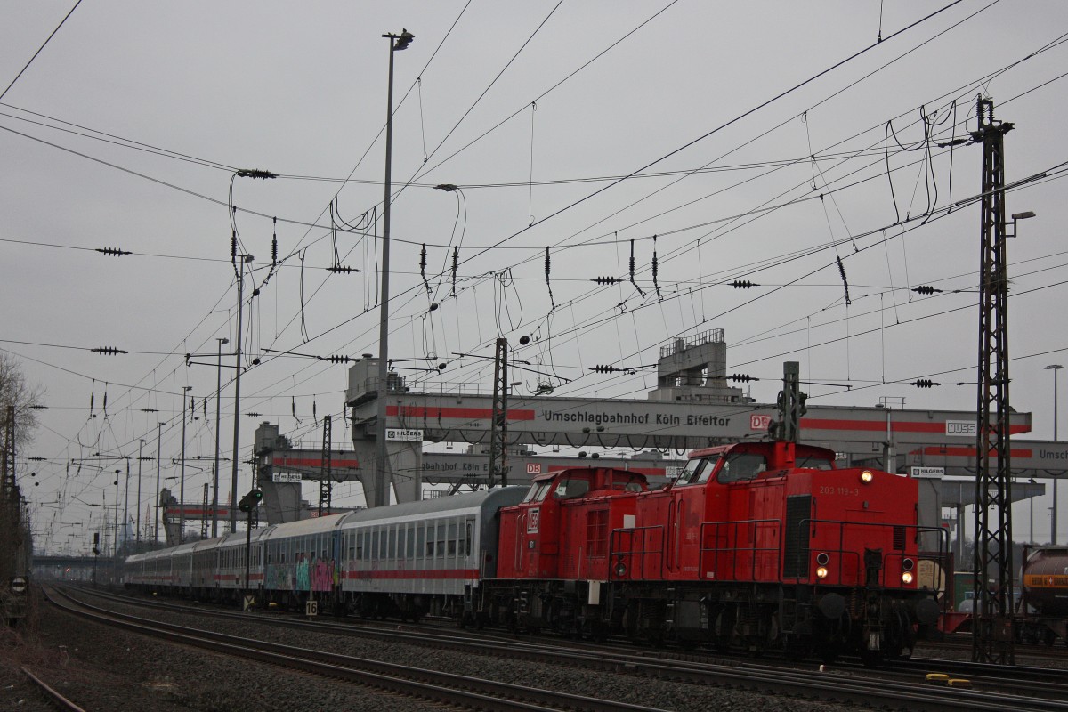 MEG 203 119 und MEG 101 zogen am 5.4.13 den DbZ 92417 von Hamm Rbf nach Ehrang Nord (Sonderlesitung Schadwagen zum Verschrotten).Hier bei Hrth-Kalscheuren.