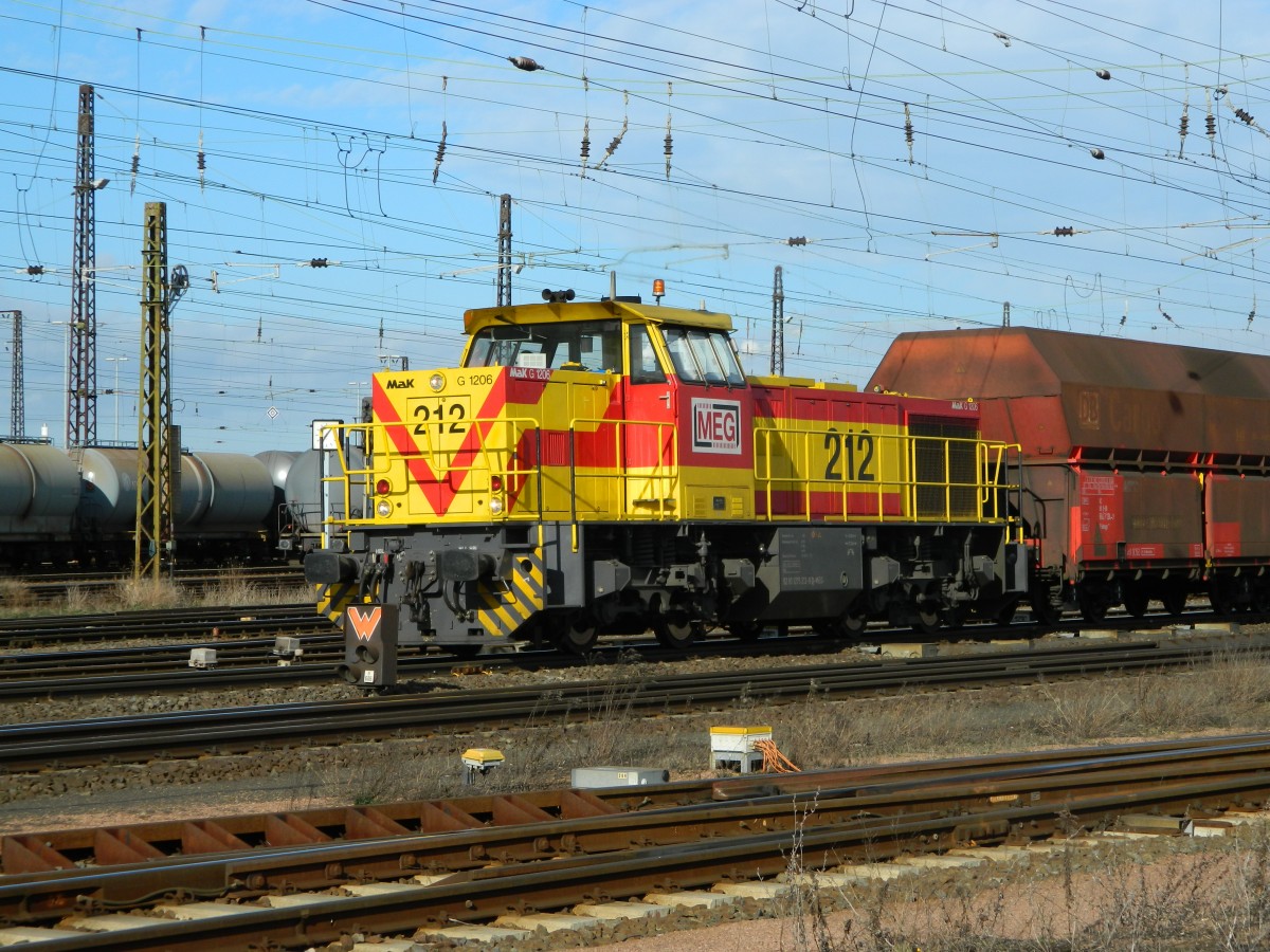 MEG 212, MaK G 1206 durchfährt am 06.02.2014 den Bahnhof Großkorbetha in Richtung Profen mit einem Leerzug.