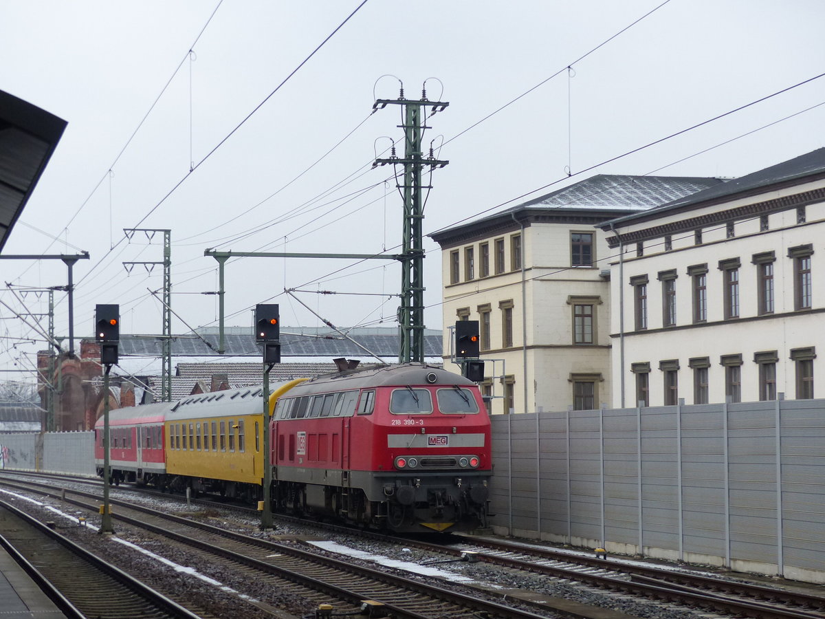 MEG 218 390-3 am 01.12.2017 mit einem Messzug in Erfurt Hbf.