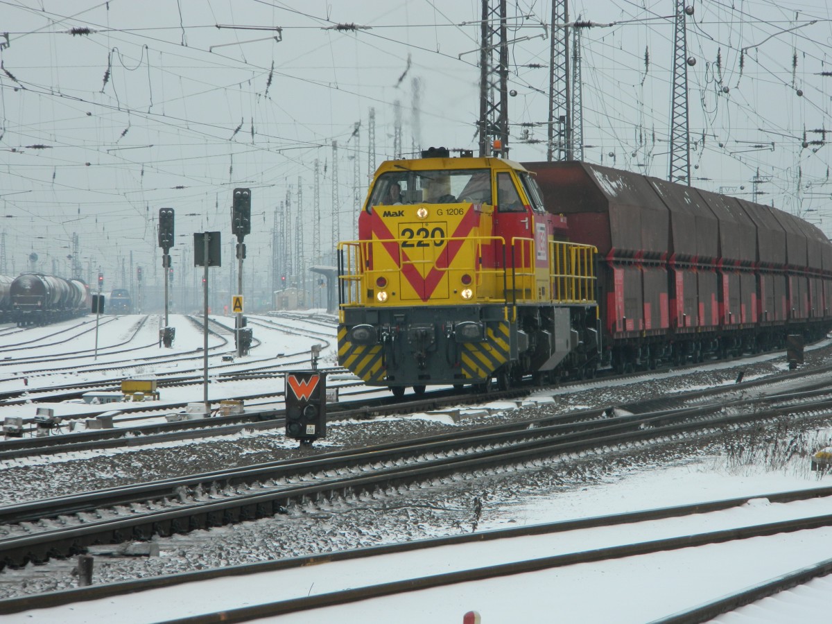 MEG 220, MaK G 1206 mit einem Kohlependel-Leerzug auf dem Weg nach Profen durchfährt am 25. Januar 2014 den Bhf Großkorbetha.