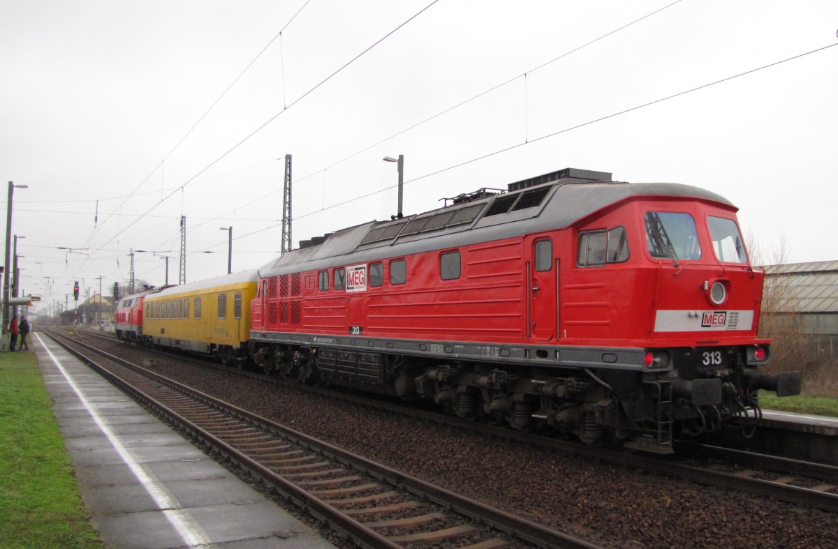 MEG 313 als Schlusslok am DbZ 93003 von Erfurt Hbf nach Smmerda, am 21.01.2014 in Erfurt Ost.