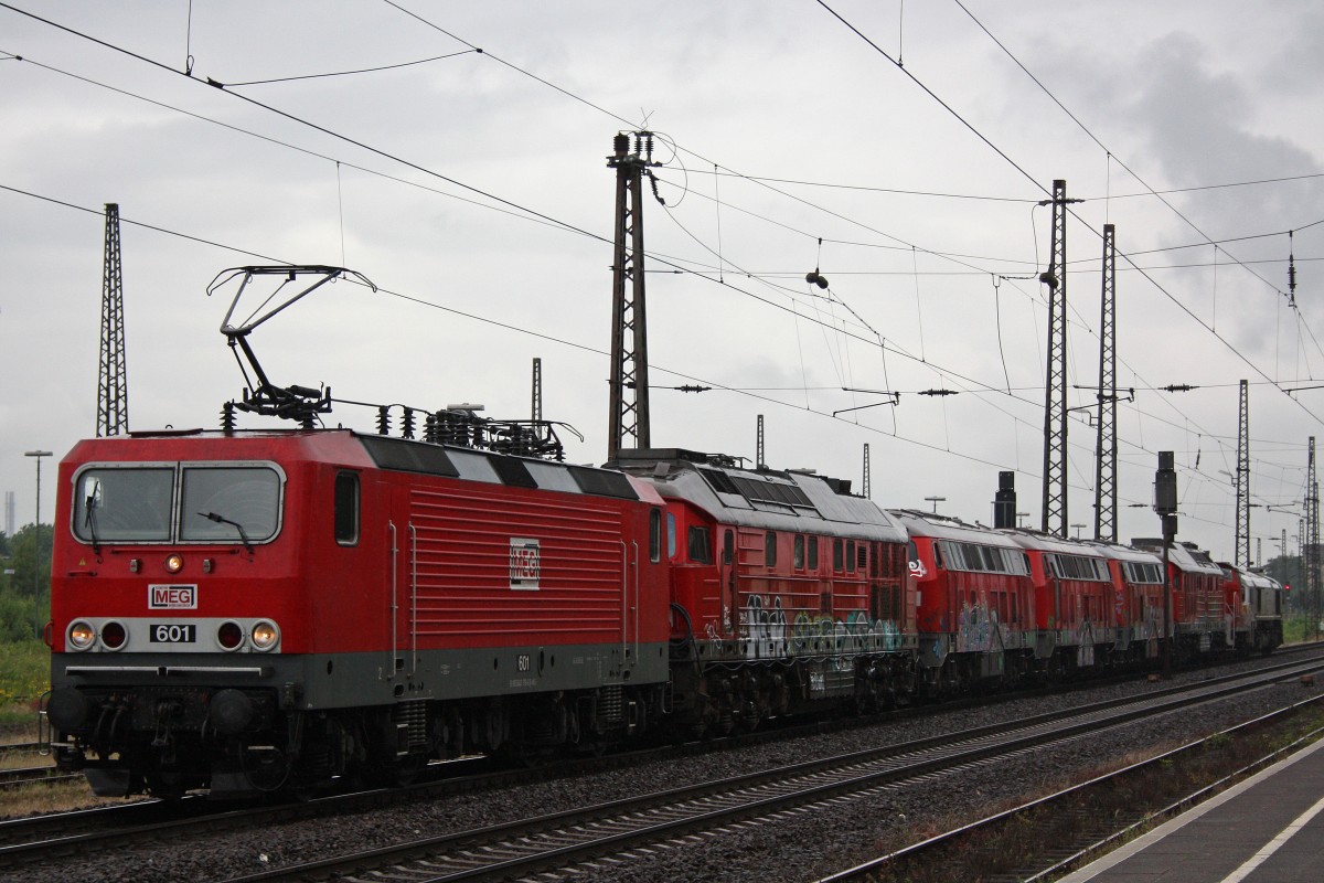 MEG 601 (143 179) am 24.6.13 mit einem Schrottzug und ECR 247 042 als Bremslok am Schluss in Duisburg-Bissingheim.