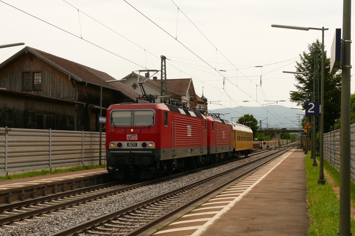 MEG 601 mit Schwesterlok und einem Messwagen am 22.5.14 in Köndringen.