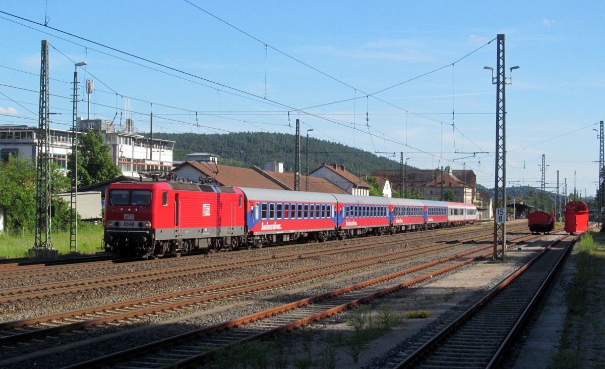 MEG 602 (143 204-6) zieht am 06. Juni 2014 einige BTE- und ÖBB-Wagen durch Kronach in Richtung Saalfeld.
