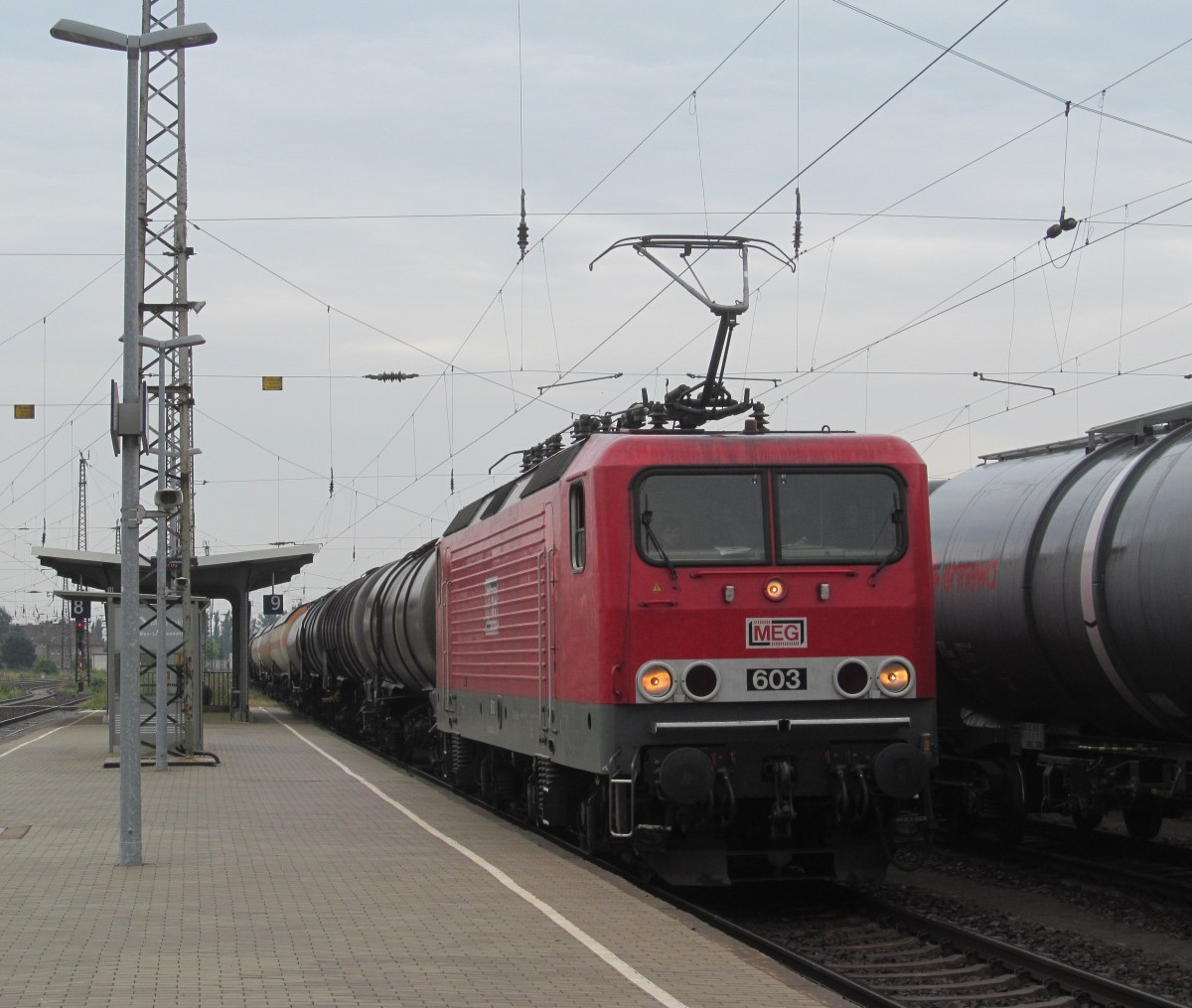 MEG 603 (143 851-4) zieht am 23. August 2013 einen Kesselwagenzug aus Grokorbetha heraus.