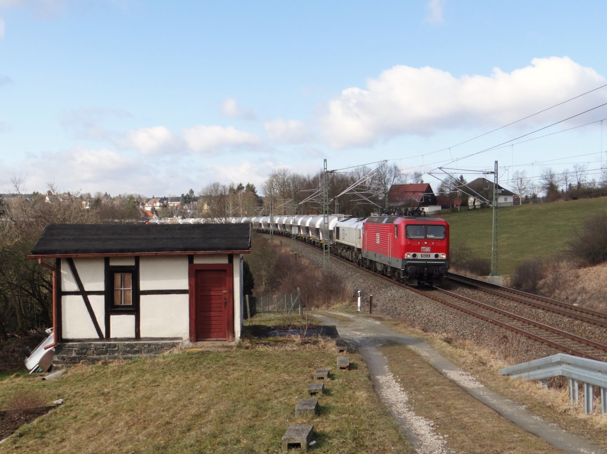 MEG 603 (91 80 6143 851-4 D-MEG) und 247 042 zogen am 03.03.15 einen Zementzug durch Jößnitz.