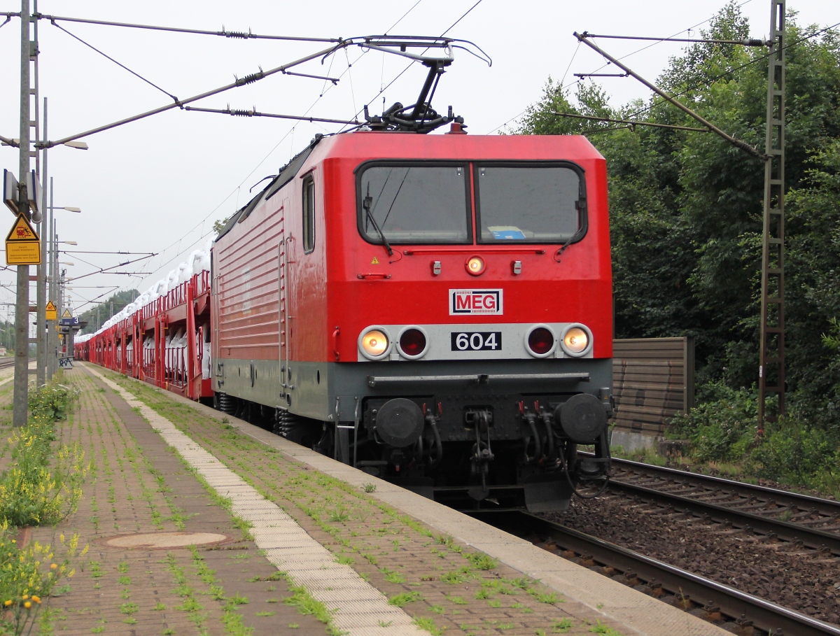 MEG 604, 143 257-4 mit Autotransportzug in Fahrtrichtung Wunstorf. Aufgenommenen in Dedensen-Gümmer am 10.07.2013.