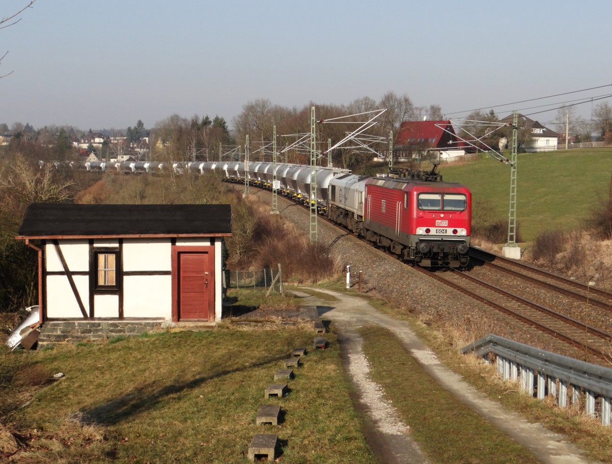 MEG 604 (91 80 6143 257-4 D-MEG]) und 247 042 zogen am 19.03.15 einen Zementzug durch Jößnitz.