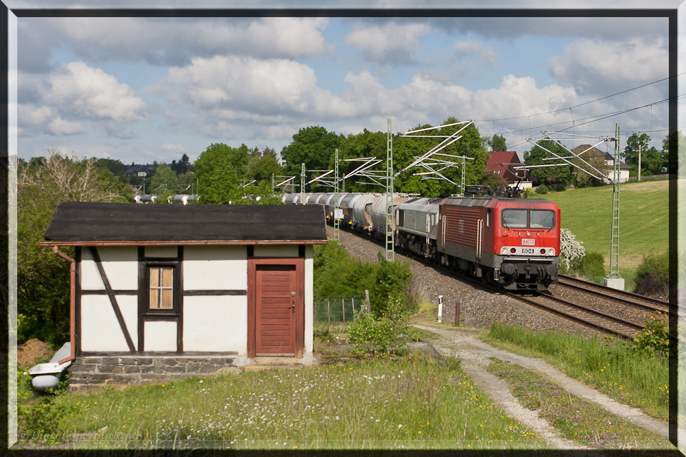 MEG 604 und eien Class 66 mit einem Zementzug hier zusehen bei Jössnitz am 26.05.15.