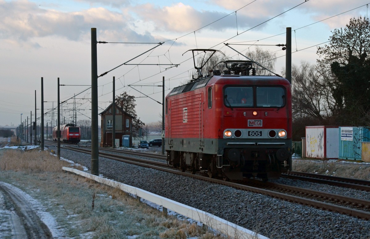 MEG 605(143 344) fuhr am 09.01.16 Lz durch Braschwitz Richtung Magdeburg. Im Hintergrund wird ein RE Richtung Naumburg(Saale) von 146 028 Richtung Halle(S) geschoben.