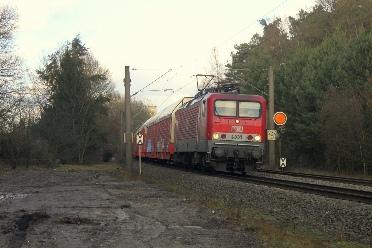 MEG 606 (143 864-7) der Mitteldeutschen Eisenbahn GmbH fährt am 17.01.2015 mit einem Autotransportzug über die Emslandstrecke bei Lingen (Ems).