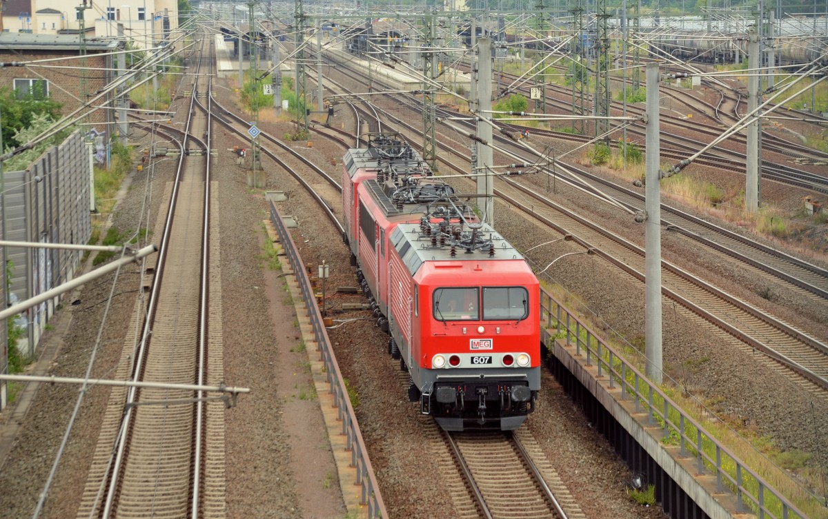 MEG 607 führte neben einer unbekannten Lok der Reihe 155 MEG 606 durch Bitterfeld Richtung Dessau. Die Fahrt ging ins Aw Dessau.
