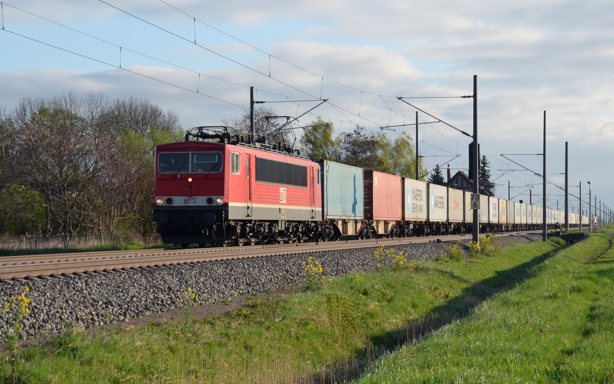 MEG 701(155 124) beförderte am 10.04.14 einen Containerzug durch Braschwitz Richtung Halle(S). 