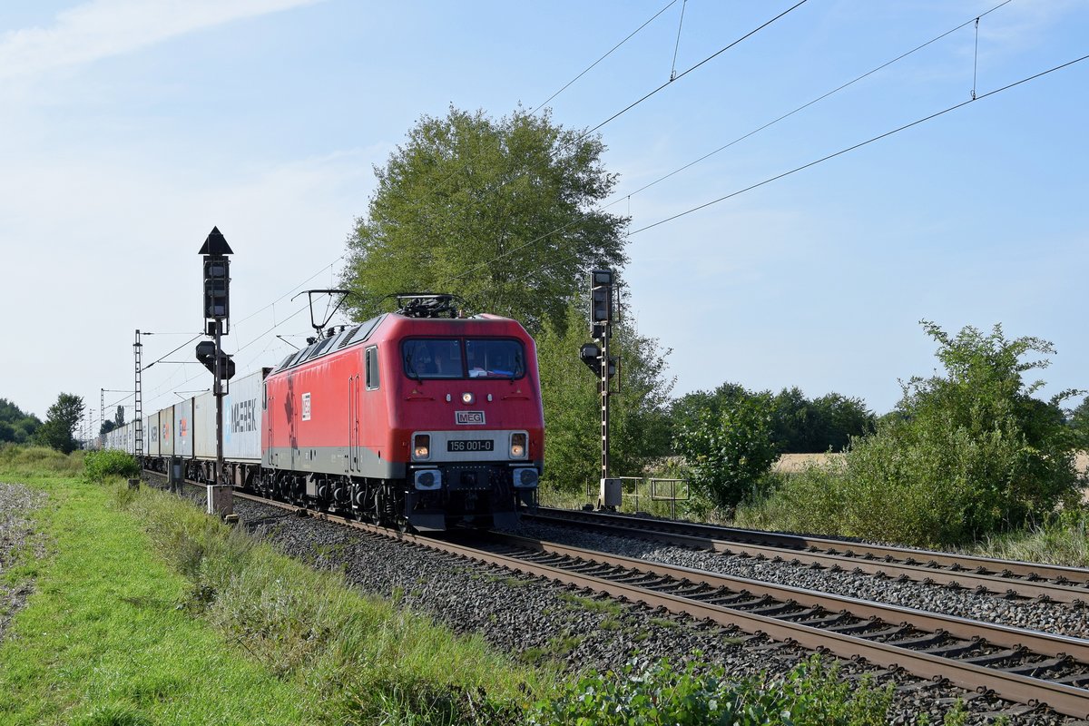 MEG 801 (156 001) ist mit einem Containerzug am 23.08.17 in Bremen-Mahndorf in Richtung  Hannover unterwegs.