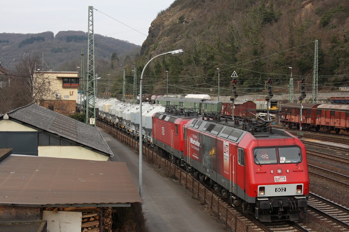 MEG 802 (156 002) zog am 24.3.13 die MEG 601 (143 179) und den verspteten Zementzug von Oberhausen West nach Nrnberg durch Linz am Rhein.