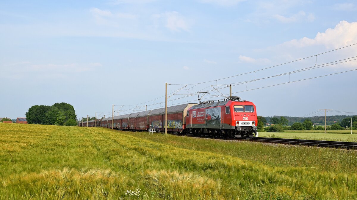 MEG 804 (156 004, ex DB)  Wir suchen Dich (m/w/d)  mit Autotransportzug in Richtung Osnabrück. Der Zug wurde wegen Teilsperrung der Strecke Bremen - Wunstorf über Osnabrück umgeleitet (bei Melle, 16.06.2021).