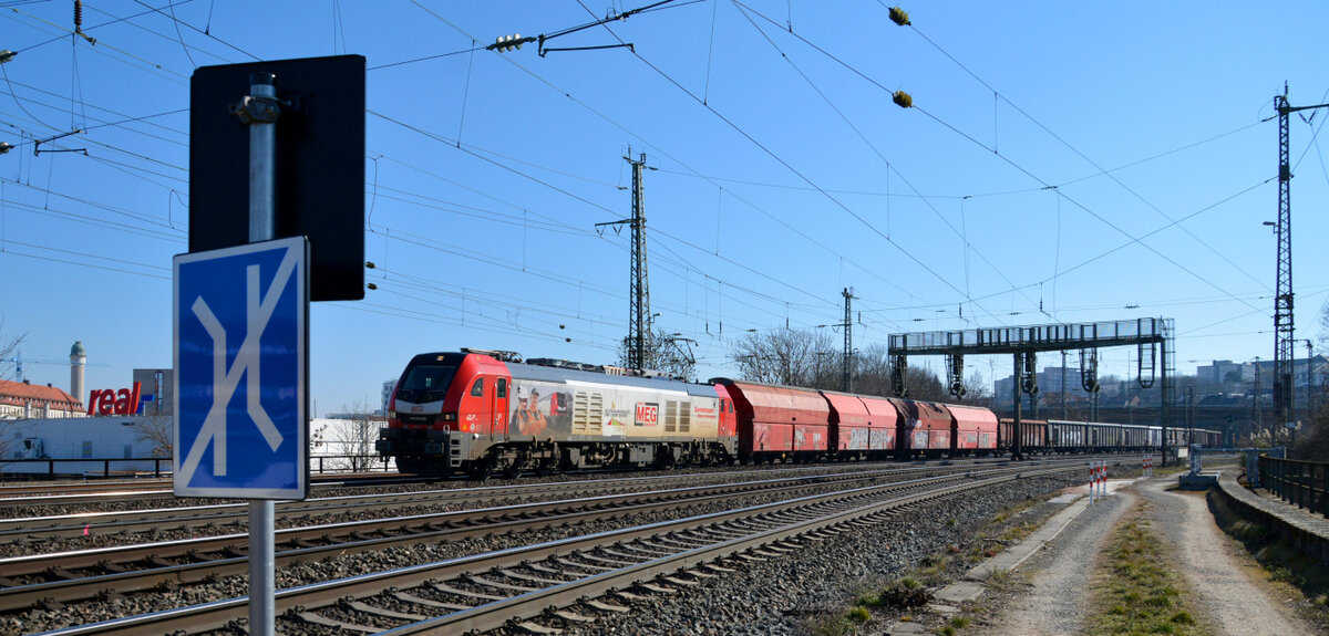 MEG 90 80 2159 217-9 D-RCM rollt an der Signalbrücke Ost in den Würzburger Hbf, 03.03.2022 