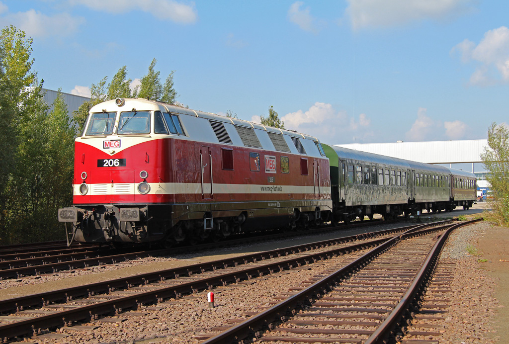 MEG-Lok 206 fuhr am 14.09.2013 (am Zugschlu) mit drei Wagen des VSE Schwarzenberg von Leipzig aus einen privaten Charterzug nach Themar in Thringen der mit E18 047 bespannt war. Diese Aufnahme entstand am Vortag in Leipzig-Mockau.