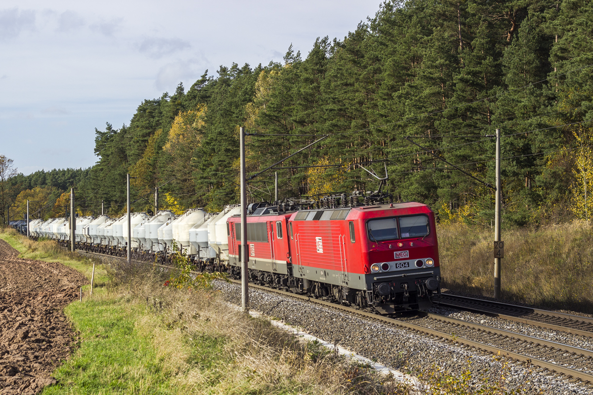 MEG Lok 604 und eine 155 mit dem MEG Zementzug DGS 99646 nach Regensburg Ost bei Hagenbchach (29.10.2013)