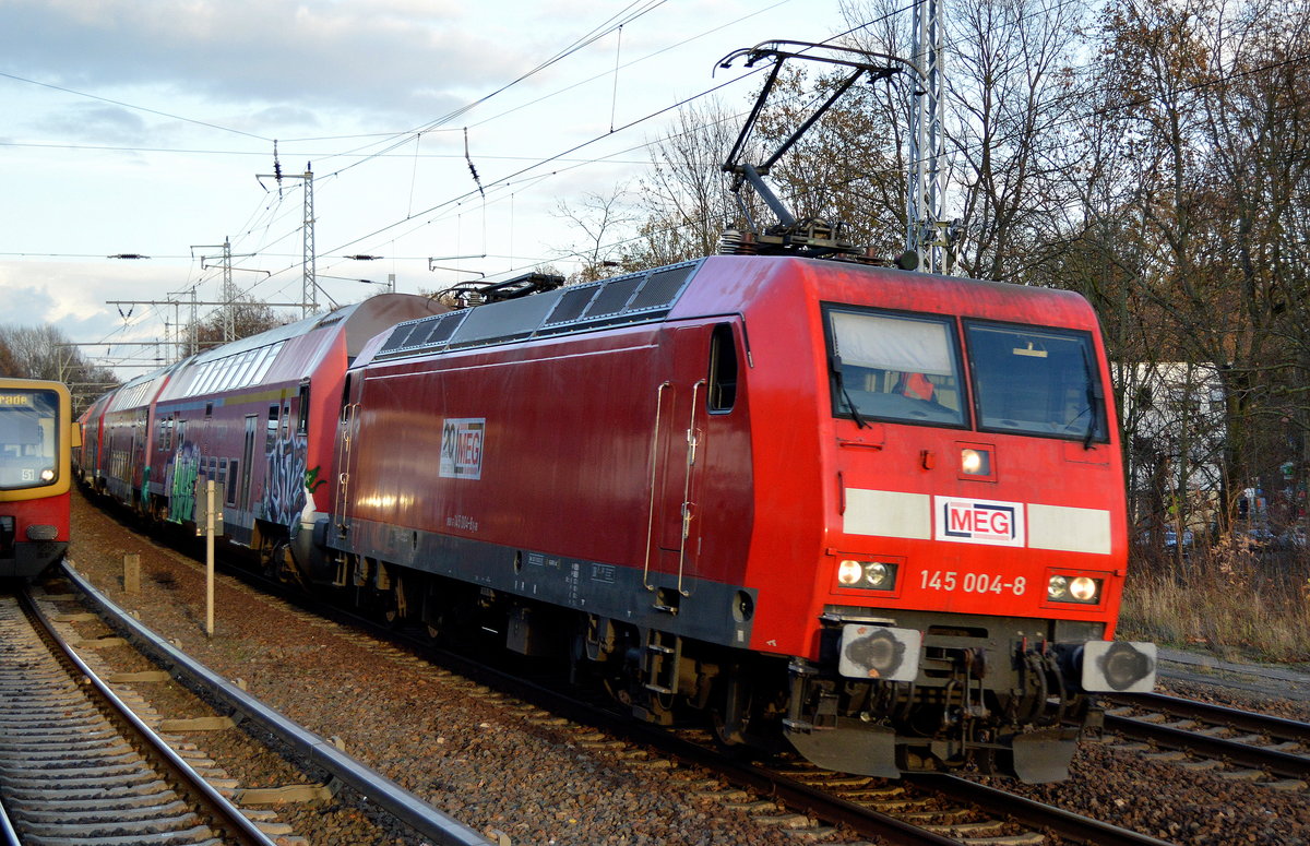 MEG - Mitteldeutsche Eisenbahn GmbH mit  145 004-8  [NVR-Number: 91 80 6145 004-8 D-DB] und einer interessanten Überführung von mindestens drei Garnituren DB Regio Doppelstockwagen + dazugehörigen Steuerwagen (reichlich vollgeschmiert) aus Richtung Nordosten (Mukran?) am 03.12.18 Berlin-Buch.
