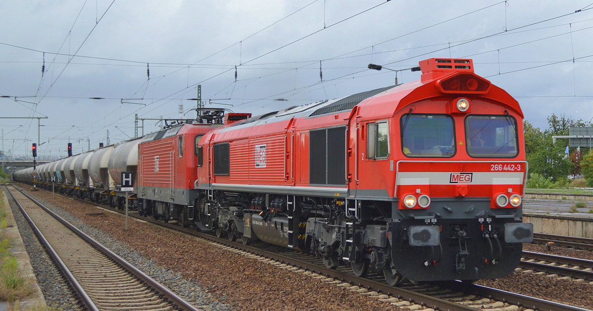 MEG - Mitteldeutsche Eisenbahn GmbH, Schkopau mit  266 442-3  [NVR:  92 80 1266 442-3 D-MEG ] mit MEG  607  [NVR-Nummer: 91 80 6143 310-1 D-MEG] und Zementstaubzug aus Rüdersdorf (Zementwerk) am Haken Richtung? am 17.09.19 Durchfahrt Bahnhof Flughafen Berlin Schönefeld. 